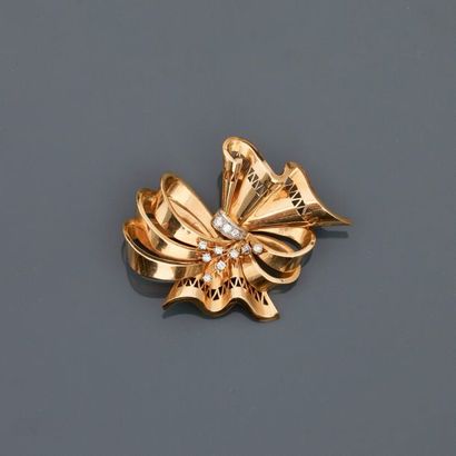 null Yellow gold "Ribbon" brooch, 750 MM, centered with diamonds, dimensions: 5.5...