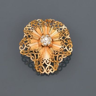 null Belle broche en dentelle plissée d'or jaune, 750 MM, centrée d'une perle d'or...