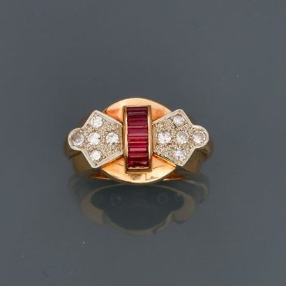 null Pink gold ring, 750 MM, centred on a line of calibrated red stones with two...
