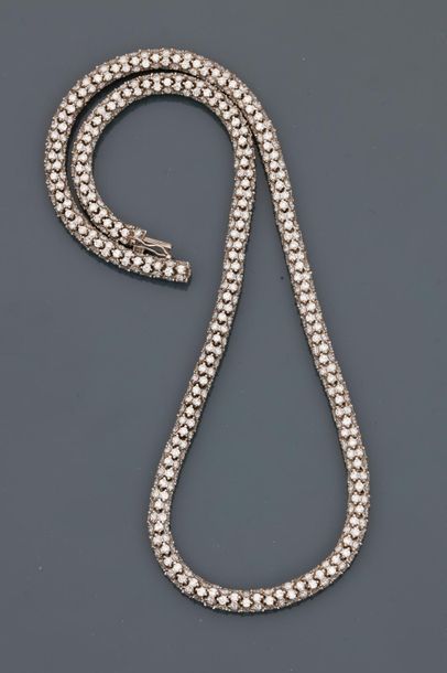 null Very beautiful necklace all in roundness in white gold, 750 MM, entirely covered...