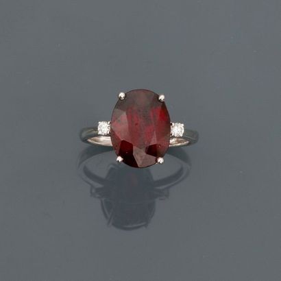 null White gold ring, 750 MM, decorated with a cabochon rhodolite weighing about...
