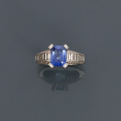 null Yellow gold ring, 750 MM, centred on a beautiful oval sapphire weighing about...