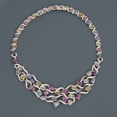 null Necklace made of a series of white gold ribbons, 750 MM, underlined with diamonds,...
