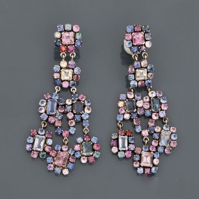 null Pretty "Girandoles" earrings in white gold, 585 MM, each adorned with pastel...