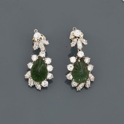 null Pretty white gold earrings, 750 MM, each adorned with a diamond motif bearing...