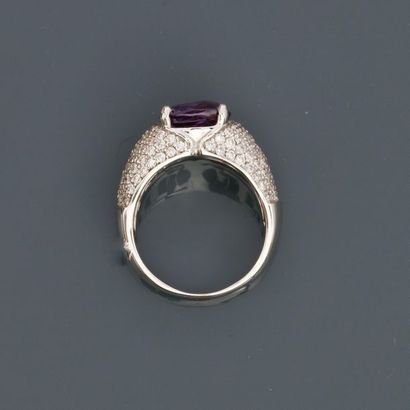 null White gold ring, centered with a very beautiful "purple" sapphire cushion cut...