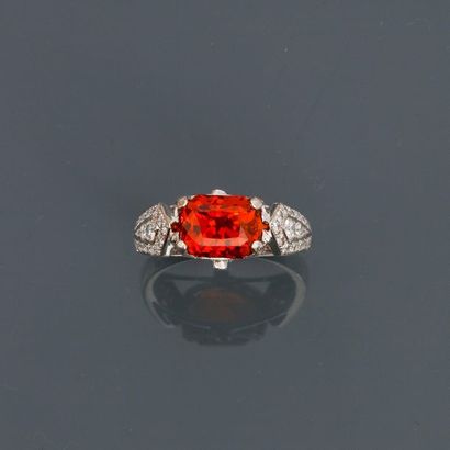 null White gold ring, 750 MM, decorated with an emerald-cut orange sapphire weighing...