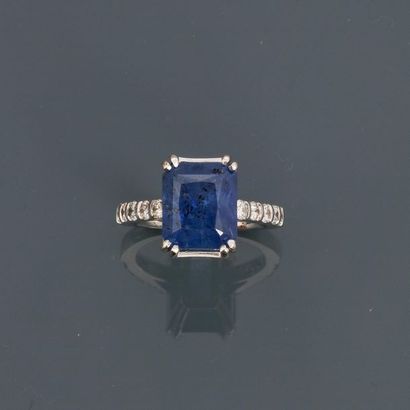 null White gold ring, 750 MM, decorated with an emerald-cut sapphire weighing 7.71...