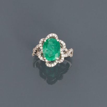 null White gold ring, 750 MM, centred on an oval emerald weighing approximately 2.80...