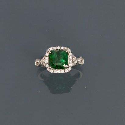 null White gold ring, 750 MM, decorated with a green garnet cushion size weighing...