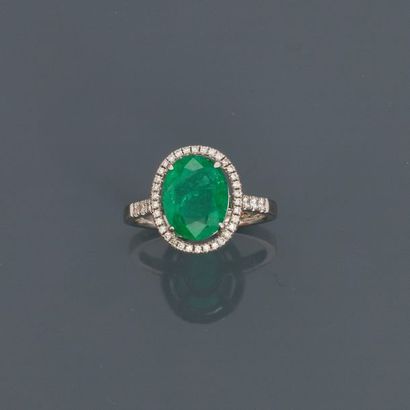 null White gold ring, 750 MM, decorated with an oval emerald weighing approximately...
