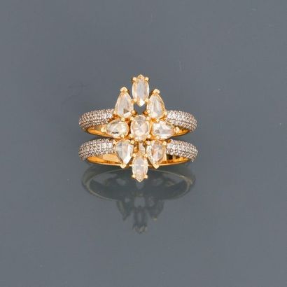 null Jolie bague en or gris, 750 MM, ornée de diamants jaunes taille ovale, poire,...
