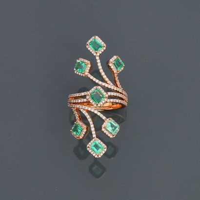null Creator's ring in pink gold, 750 MM, decorated with seven emeralds, total: about...