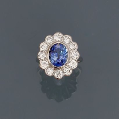null White gold ring, 750 MM, centred on an oval sapphire weighing approximately...