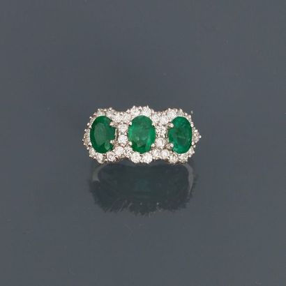 null Garter" ring in white gold, 750 MM, decorated with three oval emeralds, total:...