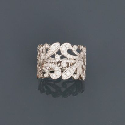 null Ring ring drawing a frieze with floral decoration in white gold, 750 MM, covered...