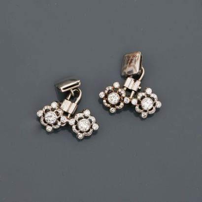 null Very beautiful white gold cufflinks, covered with diamonds, circa 1930, weight:...