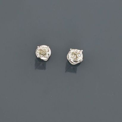 null White gold earrings, 750 MM, each adorned with a radian-cut diamond, total:...