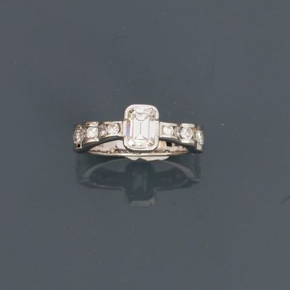 null Solitaire ring in white gold, 750 MM, centred on an emerald cut diamond with...
