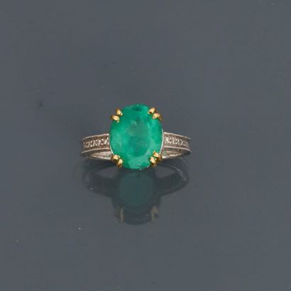 null Ring in yellow gold 750MMM and, platinum 900 MM, decorated with an oval emerald,...