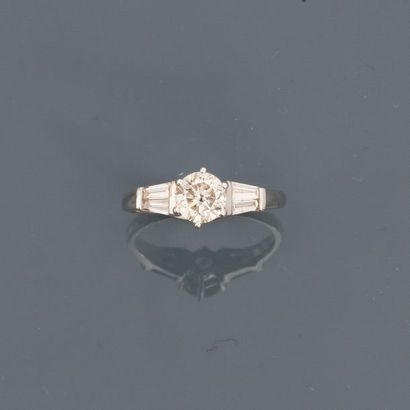 null Solitaire ring in white gold, 750 MM, decorated with a brilliance weighing 1...