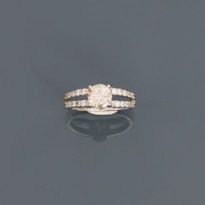 null Solitaire ring in white gold, 750 MM, centred on a brilliant cut diamond "champagne"...