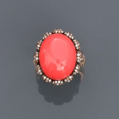 null Pink gold ring, 750 MM, decorated with a cabochon agate in a scalloped decoration...