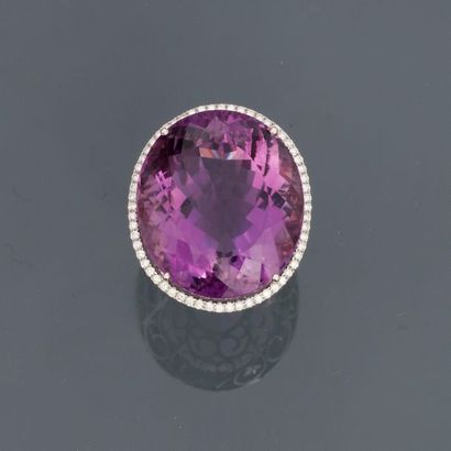 null White gold ring, 750 MM, decorated with an amethyst weighing about 52 carats...