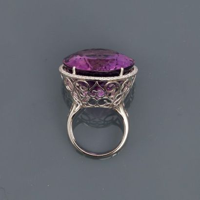 null White gold ring, 750 MM, decorated with an amethyst weighing about 52 carats...
