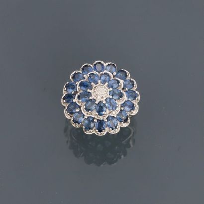 null White gold "cabbage" ring, 750 MM, covered with sapphires, total: about 12 carats,...
