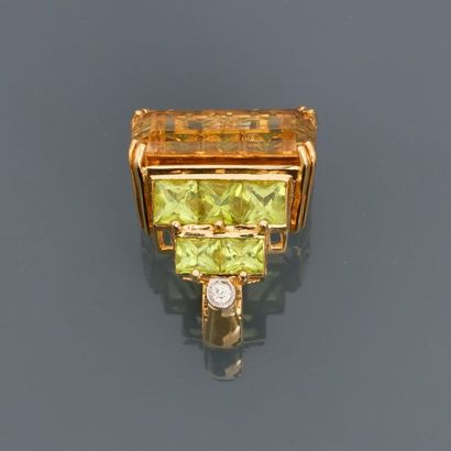 null Yellow gold ring, 750 MM, centred on a rectangular citrine with tsavotite and...