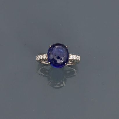 null White gold ring, 750 MM, decorated with a treated cabochon sapphire weighing...