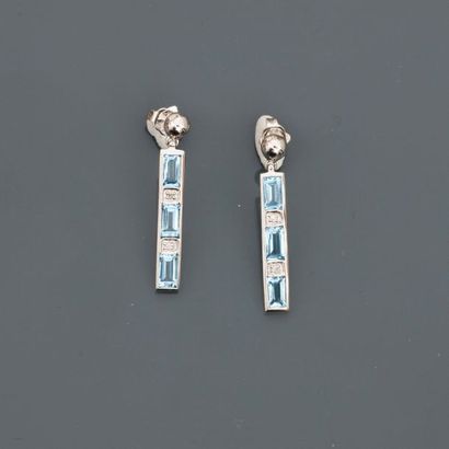 null White gold earrings, 750 MM, each adorned with blue topazes interspersed with...
