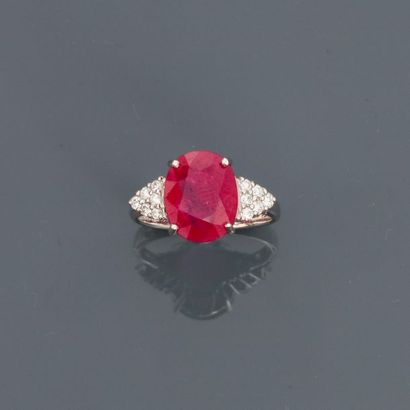 null White gold ring, 750 MM, decorated with an oval ruby weighing 5.05 carats and...
