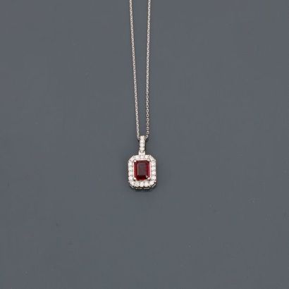 null Chaîne diamantée et pendentif en or gris, 750 MM, orné d'un rubis taille émeraude...