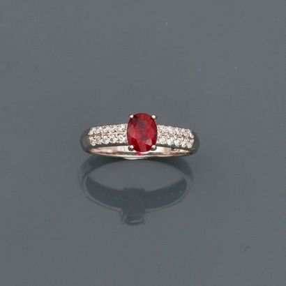 null White gold ring, 750 MM, centred on a transparent, oval ruby weighing 1 carat...