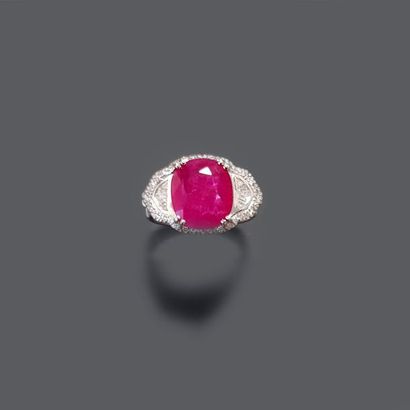 null White gold ring, 750 MM, decorated with an oval ruby weighing 4.53 carats surrounded...