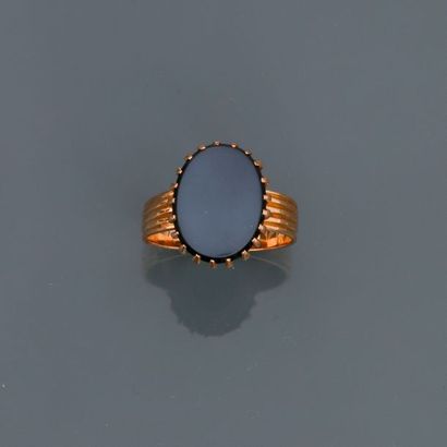 null Man's ring in yellow gold, 750 MM, decorated with a two-tone onyx, Early 20th...