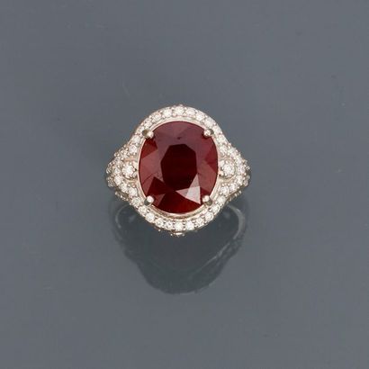 null White gold ring, 750 MM, decorated with an oval ruby, treated, weighing 9.81...