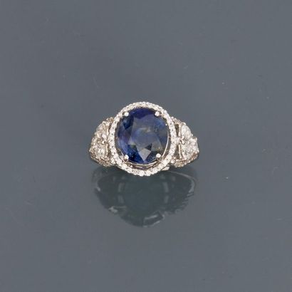 null White gold ring, 750 MM, adorned with an oval sapphire weighing 6.06 carats...