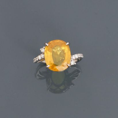 null White gold ring, 750 MM, decorated with a treated yellow sapphire weighing 9.12...