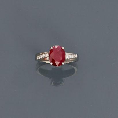 null White gold ring, 750 MM, decorated with an oval ruby weighing approximately...