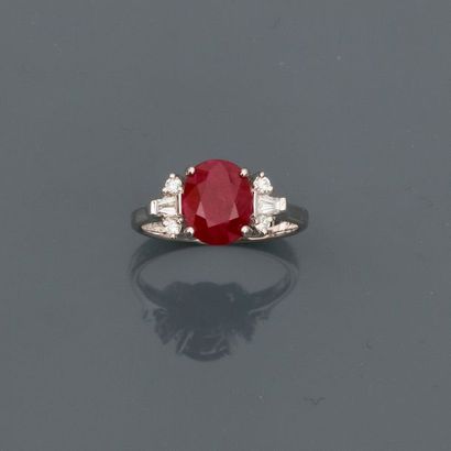 null Bague en or gris, ornée d'un rubis ovale pesant 2,89 carats épaulé de diamants...