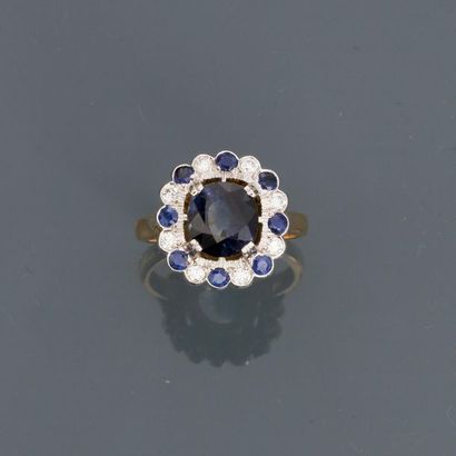 null Two-gold ring, 750 MM, decorated with an oval sapphire weighing 3.14 carats...