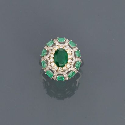 null White gold "daisy" ring, centred on an emerald weighing 1.82 carats surrounded...