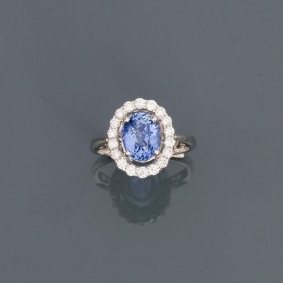 null Ring in white gold, 750 MM, decorated with a sapphire weighing 3.20 carats certified...