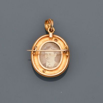 null Yellow gold pendant brooch, 750 MM, setting a cameo on agate, dimensions: 2.8...
