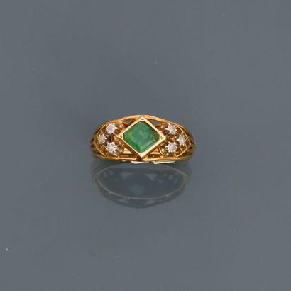 Yellow gold ring, 750 MM, centred on an emerald...