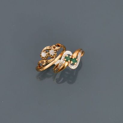 null Lot : Yellow gold ring, 750 MM, decorated with two emeralds and a yellow gold...