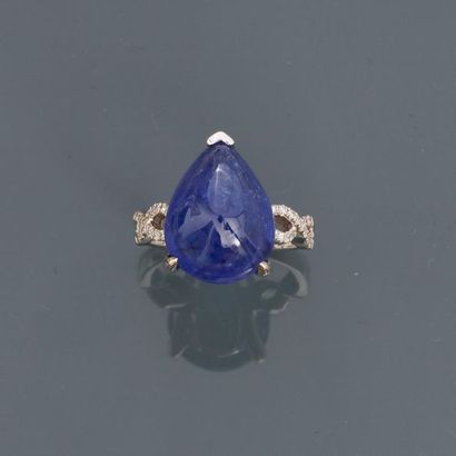 null White gold ring, 750 MM, decorated with a pear-shaped cabochon tanzanite weighing...